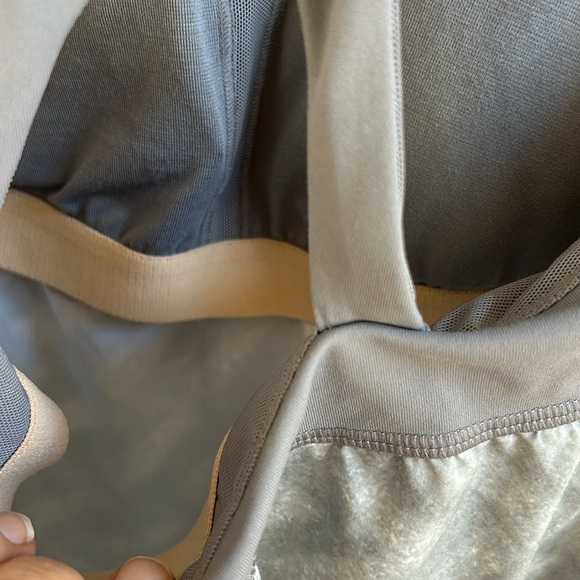 Lululemon Venus Tank Gray Shelf Bra loose fit Size 6 - Picture 8 of 8